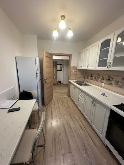 Apartament cu 3 camere decomandat în Drumul Taberei