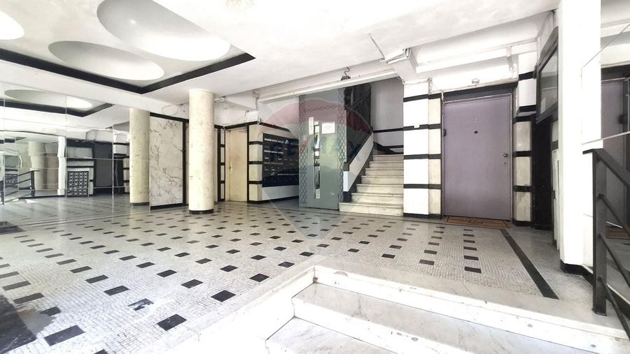 Apartament cu 4 camere semidecomandat în P-ța Victoriei