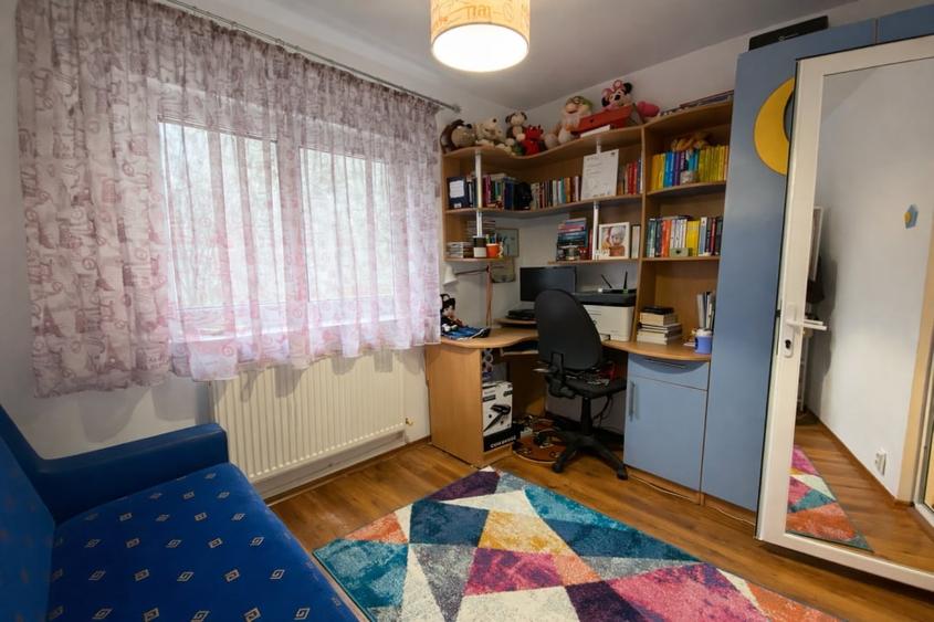 Apartament 3 camere | Decomandat | Etaj 2 | Parcare | zona Poarta 6 - 9