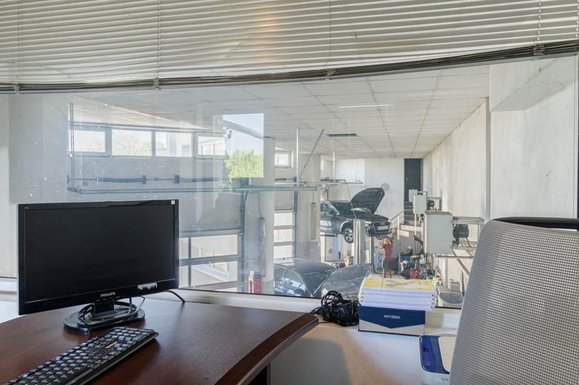 Cladire Moderna, Ideala pentru Locuinta sau Afacere, cu Terasa Panoramica - 18