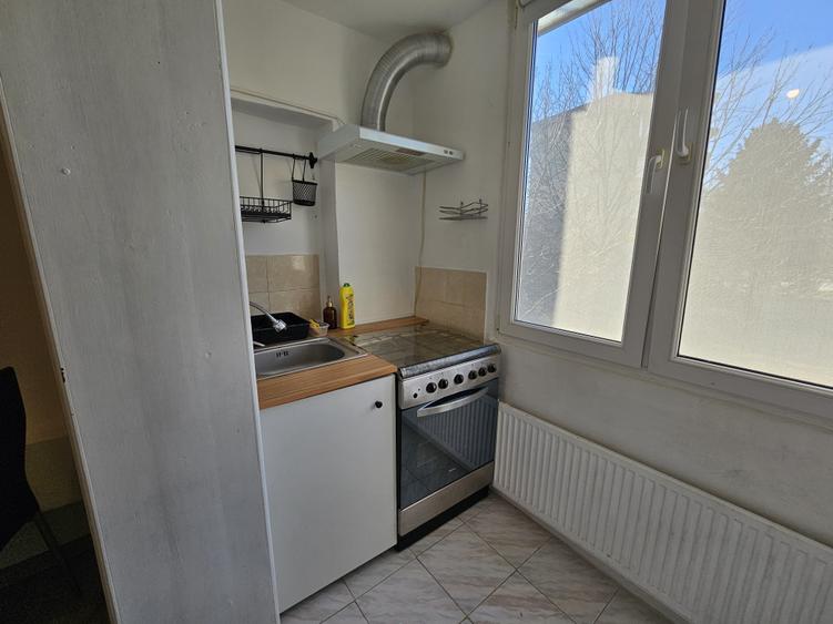 la 10 minute de Spitalul Judetean, la etajul 1-ambient placut si primitor - 3