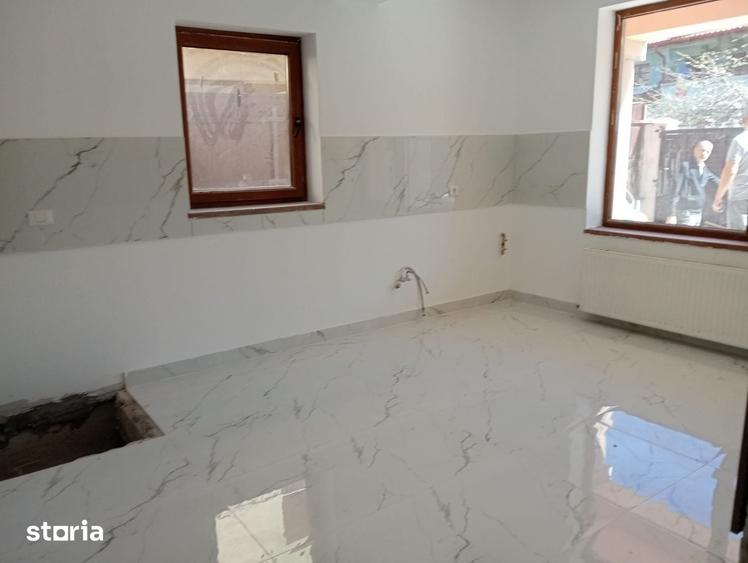 Casă cu 8 camere cu Teren 250 Mp în Fundeni