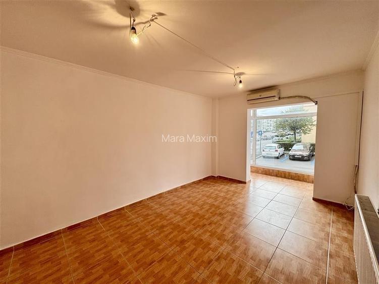 Spatiu comercial de inchiriat cu vitrina si