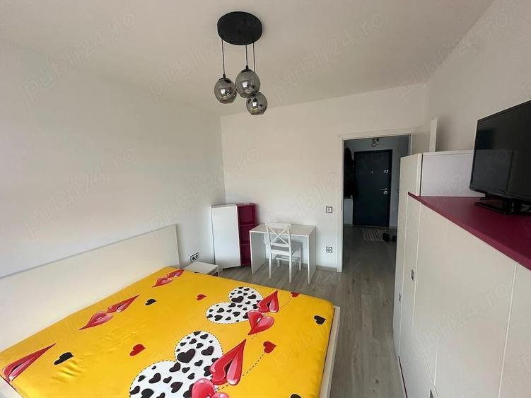 Apartament de vanzare - 3 camere Zona Marul de Aur - 5