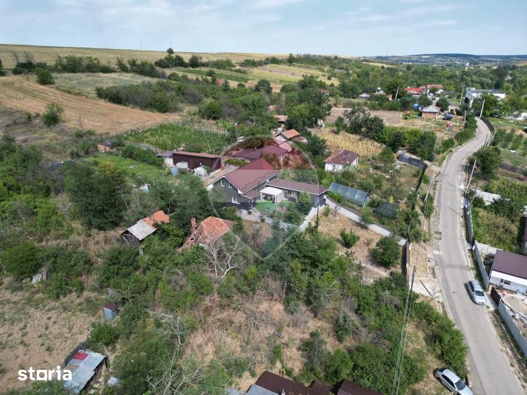 Casă cu 5 camere cu Teren 5300 Mp în Găvănești