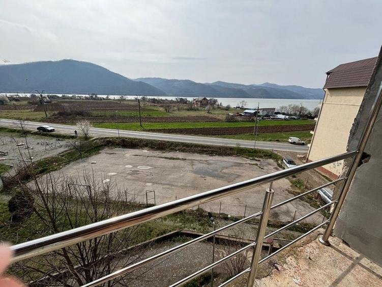 Apartament cu 3 camere decomandat în Berzasca