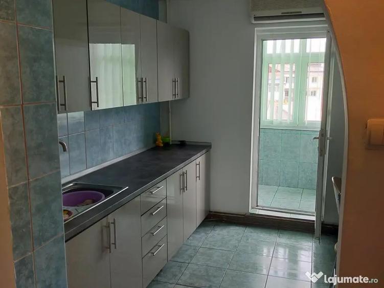 Proprietar inchiriez apartament cu doua camere Gae?ti central - 1