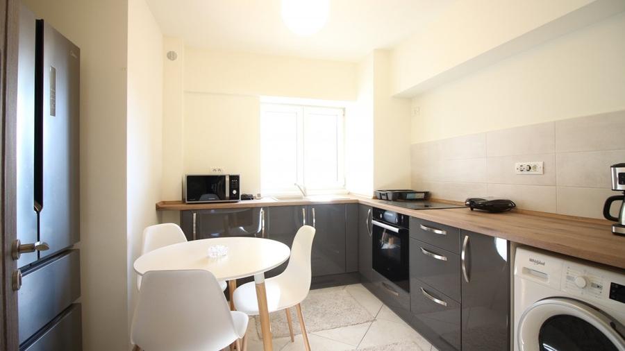 Apartament cu 3 camere decomandat în P-ța Romană