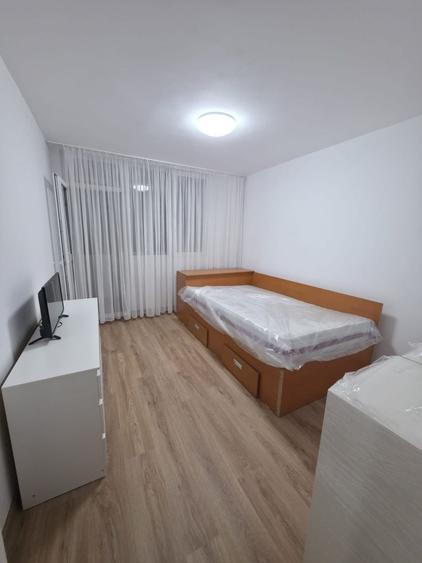 Apartament cu 3 camere semidecomandat în Titan