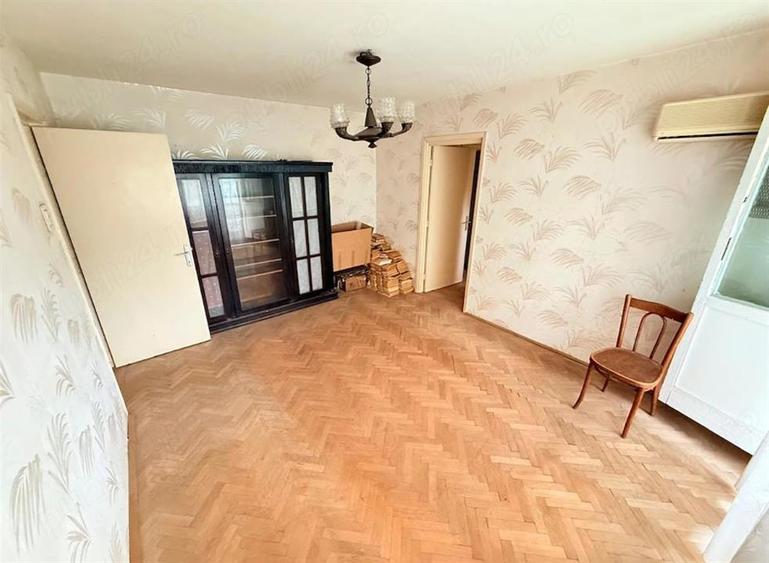 Apartament cu 3 camere semidecomandat în Podu Roș