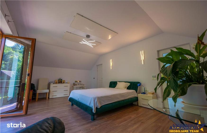Casă cu 9 camere decomandat cu Teren 1750 Mp în Central