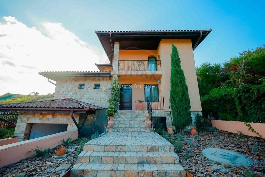 Casa / Vila cu 5 camere de vanzare in zona Dealuri Oradea