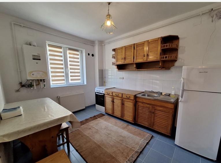 Apartament zona Florilor , etaj 1 ,balcon - 3