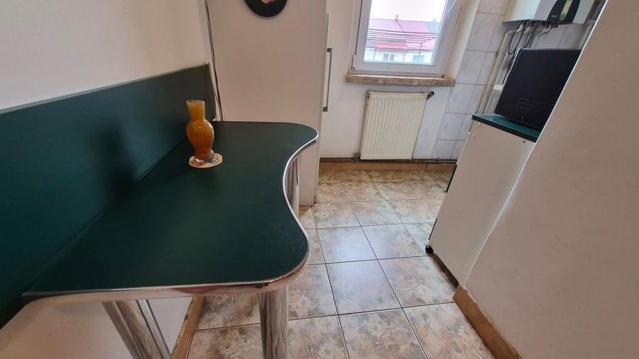 Garsoniera cu o camera confort 1 cu balcon mare si mobilata . - 3