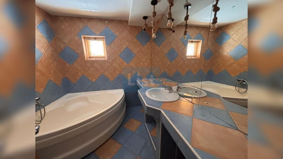 Apartament cu 3 camere semidecomandat, mobilat în Plopilor