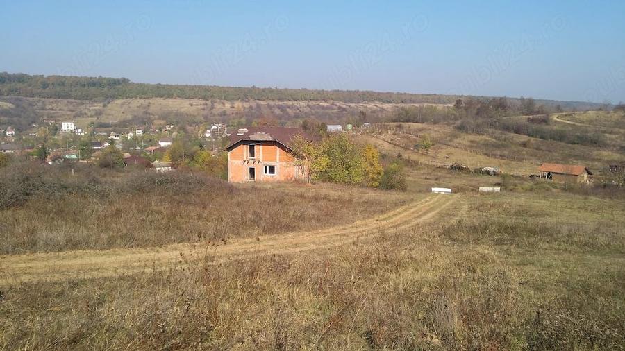 Teren de 4900 mp, în Leamna de Sus