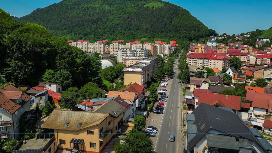 Casă individuală cu 5 camere cu Canalizare în Răcădău