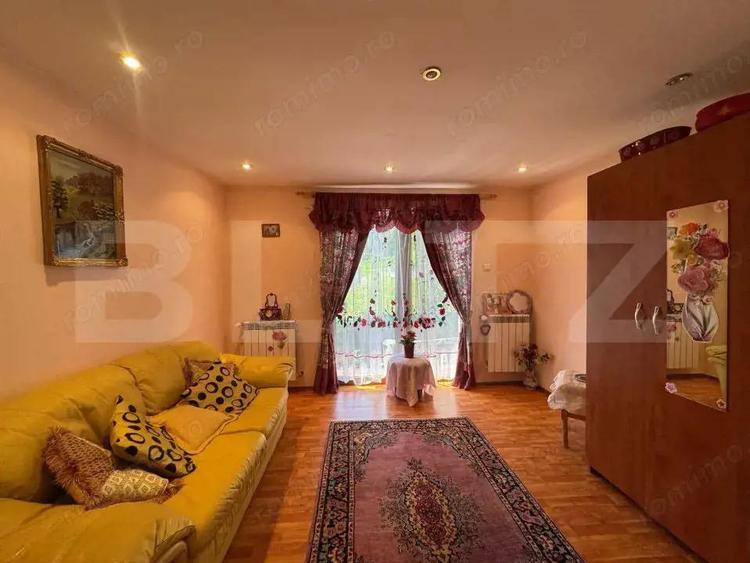 Casă cu 9 camere cu Teren 303 Mp în Central