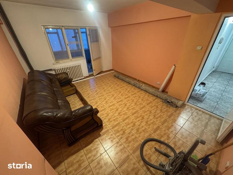 Apartament cu 3 camere decomandat în Far