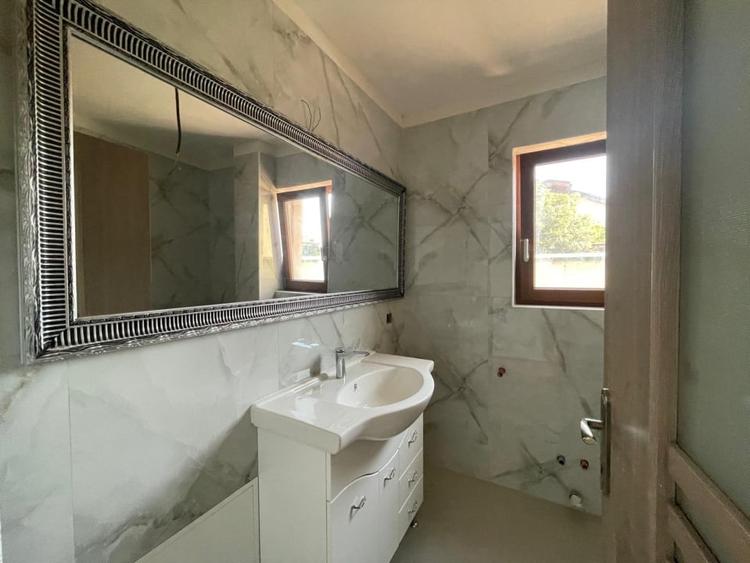 Casă individuală cu 4 camere cu Canalizare în Est
