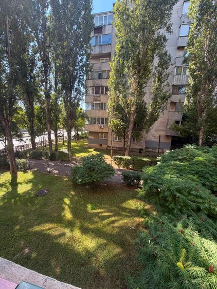Apartament cu 3 camere decomandat în Văcăresti