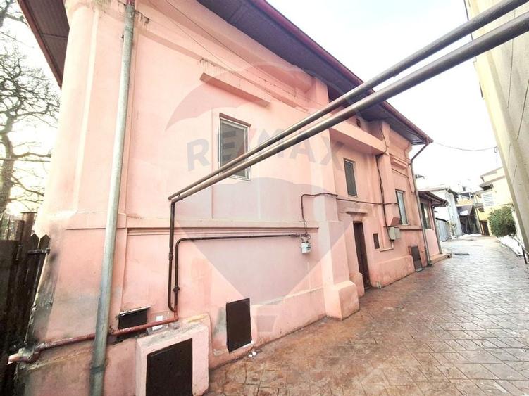 Casa de vanzare pretabila locuinta sau afacere | 13 Septembrie - 1