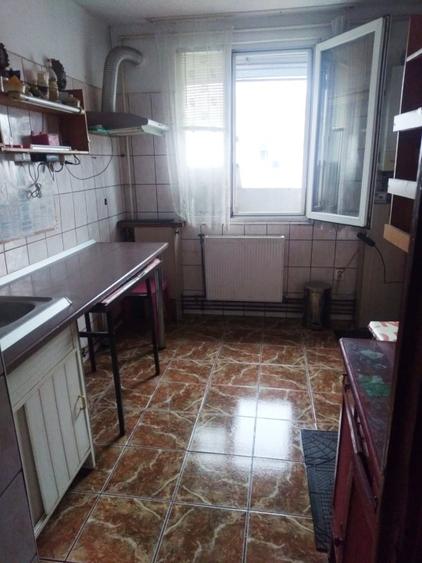 Apartament 3 camere, decomandat, centrală - 1