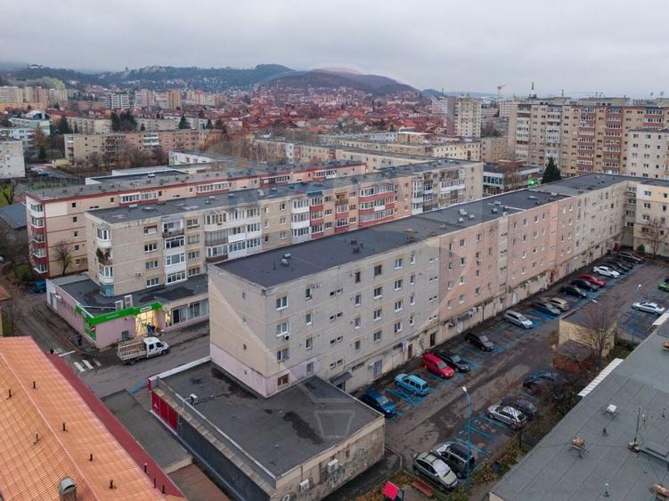 Apartament decomandat de vânzare în zona Tractorul - 13