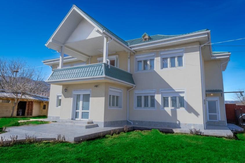 Casa cu etaj in Agas, eleganta clasica si mobila sculptata manual in lemn masiv - 2