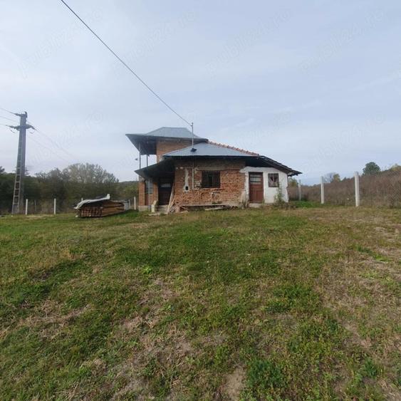 Casa la rosu de vanzare - 4