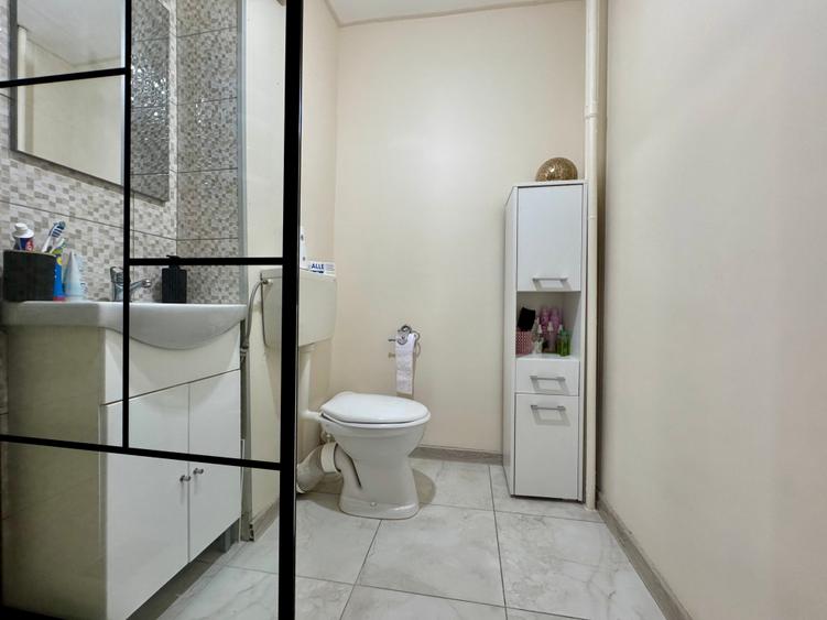 Apartament cu 4 camere semidecomandat în Crângași