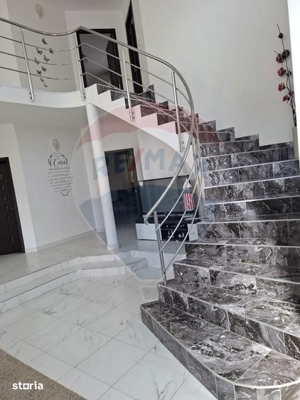 Casa / Vila cu 5 camere de vanzare - 3