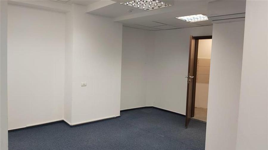 Birou, de 42 mp, în Universitate
