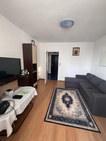 Apartament cu 3 camere semidecomandat în Tătărași