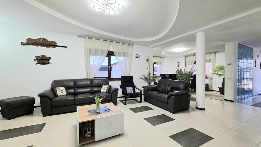 Casă individuală cu 6 camere cu Garaj în Mamaia-Sat