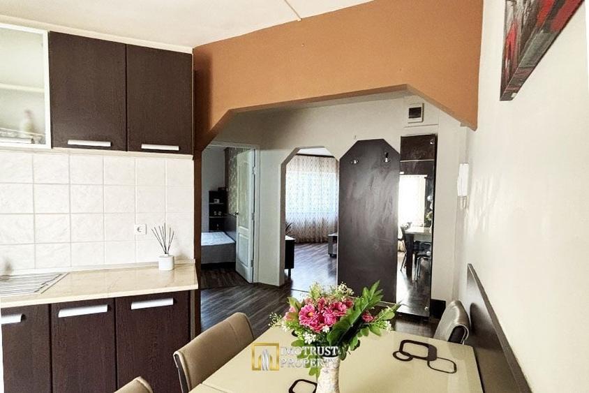 Apartament cu 3 camere semidecomandat, mobilat în Micălaca