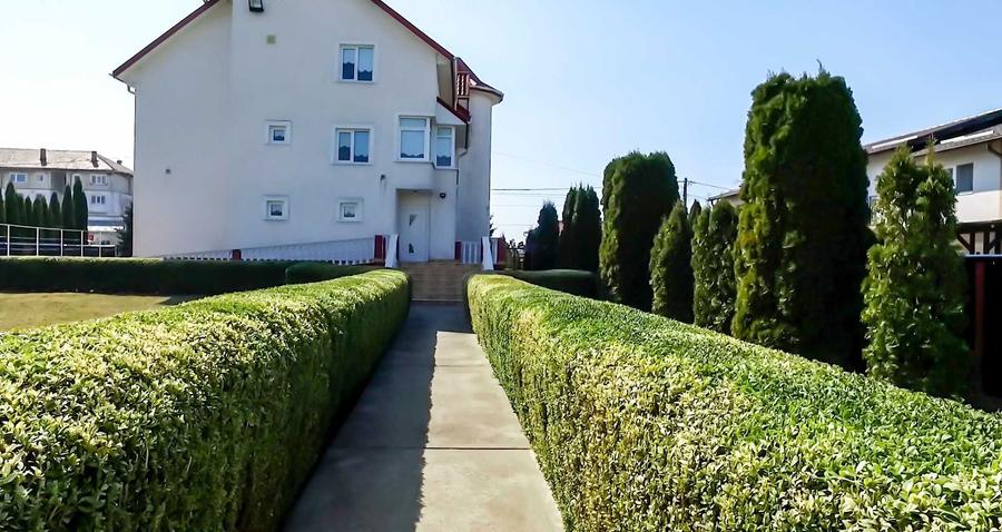 Vila 525 mp + 3300 mp teren in Botosani locuinta sau investitie - 1