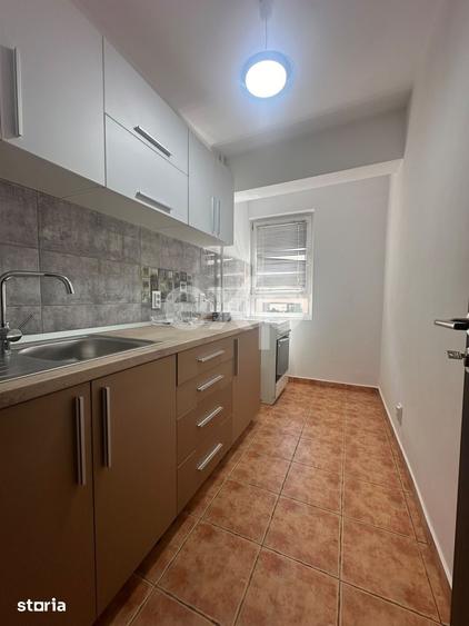 Apartament cu 3 camere semidecomandat în Centrul Civic