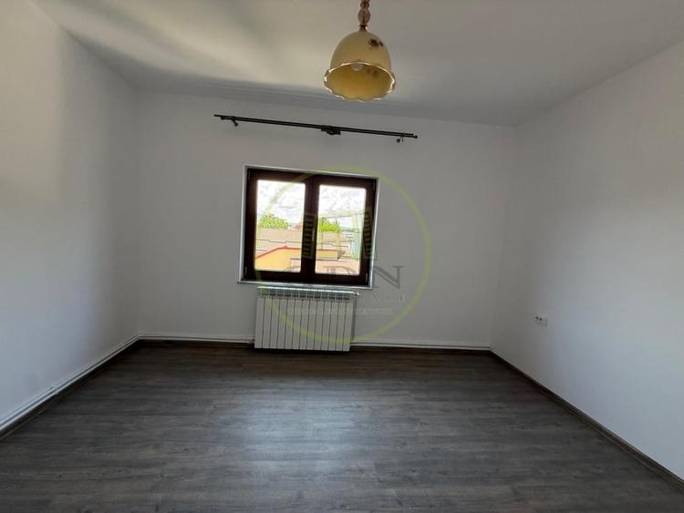 Casă individuală cu 10 camere cu Canalizare în Central