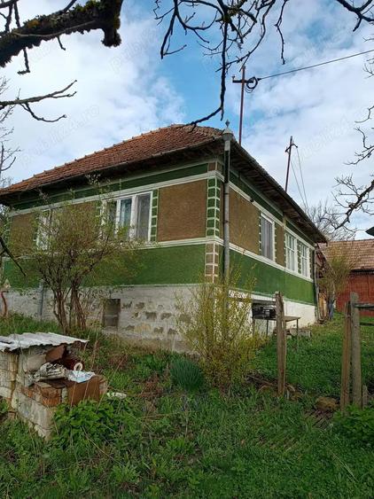 Casa la sat- cu teren de 3000 m - 2