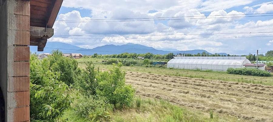 Casă cu 4 camere cu Teren 730 Mp în Sânpetru