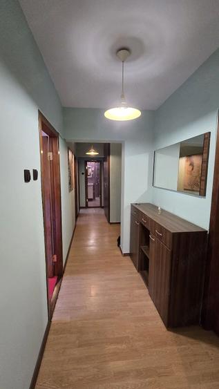 Apartament cu 4 camere semidecomandat în Teiul Doamnei