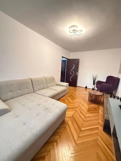 Apartament cu 3 camere decomandat în Girocului