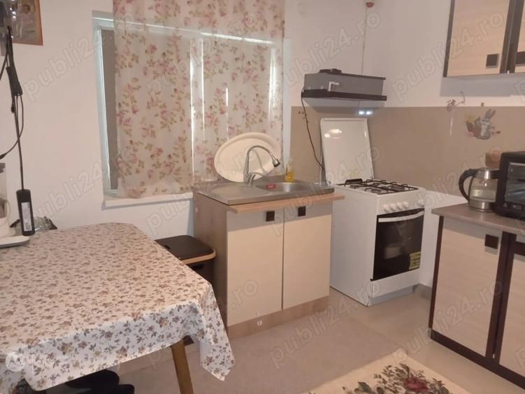 2 camere   in CASA  -central  -curte comuna-intrare separata - 4