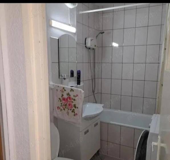 Apartament cu 3 Camere Decomandate Zona Burdujeni - Cuza Voda 1 - 1