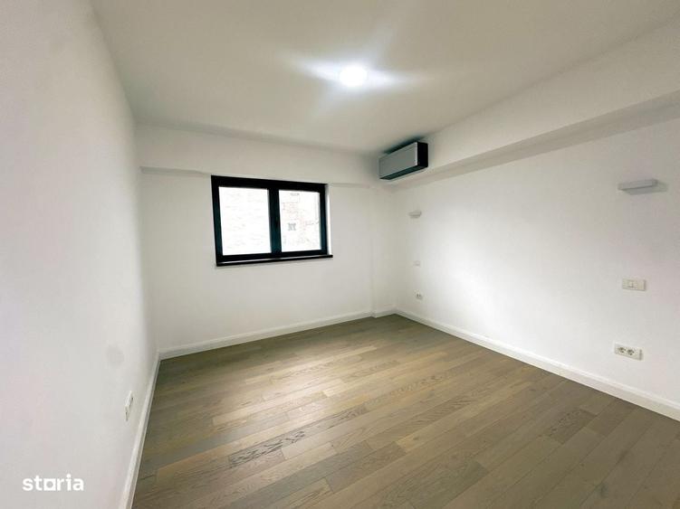 Spațiu comercial, de 520 mp, în Polonă
