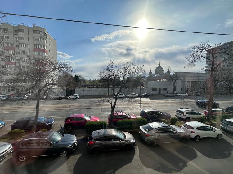 În blocul cu Mega Mare de pe Mihalache - 2