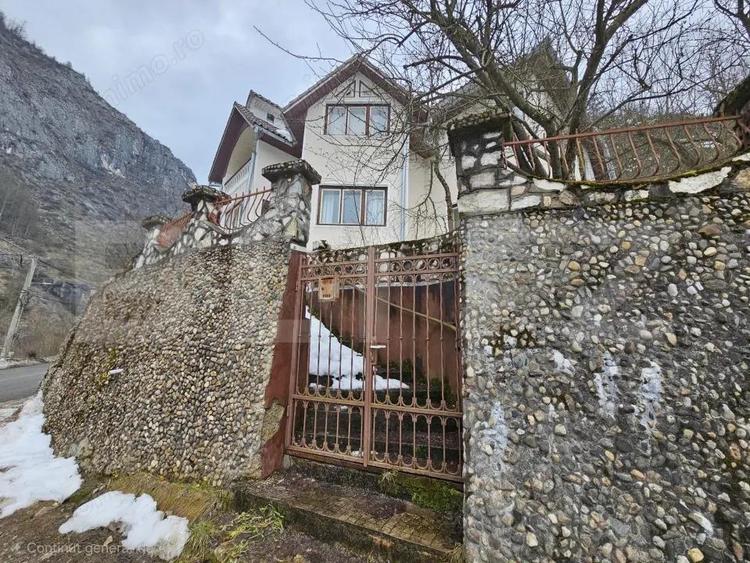 Casa la munte in Scari?oara 286 mp, teren 2.699 mp - 16