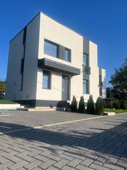 Casa moderna Barnova / constructie solida cadre / finisaje peste medie - 6