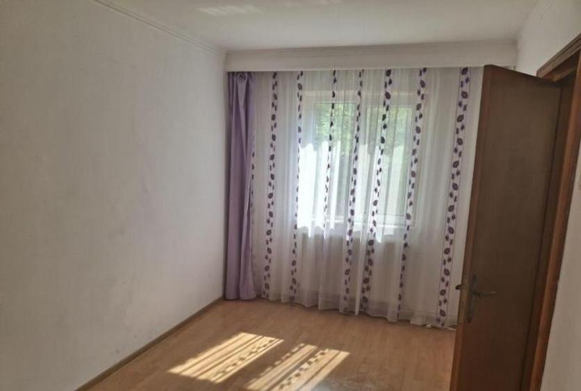 Apartament cu 3 camere semidecomandat în Casa de Cultură